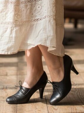 👛 (ANY 2/$25) ROBERTO VIANNO Black Retro Style Pump, Size 7 with 2.75” Heels